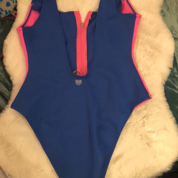 New one Piece Swimsuit - Picture 2 of 2